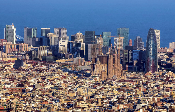 Barcelone ne se résume plus à la Sagrada Família. Promue en 2014, par Bruxelles, capitale européenne de l’innovation en raison de son esprit pionnier en matière de smart city, elle est aussi devenue une ville verticale, dont le symbole est la tour Agbar de Jean Nouvel (à droite).