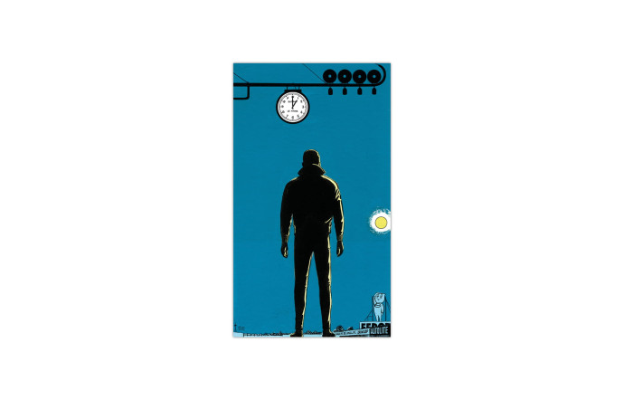 La silhouette du héros dans Le Fantôme des 24 heures, énigmatique sur fond bleu nuit.