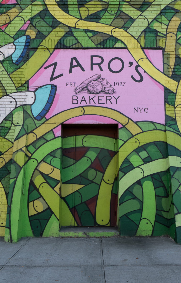 Le siège des pâtisseries Zaro’s, sur Bruckner Blvd, repeint par l’artiste R. Nick Kuszyk.