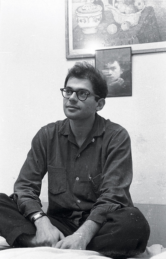 Allen Ginsberg devant un portrait d’Arthur Rimbaud.