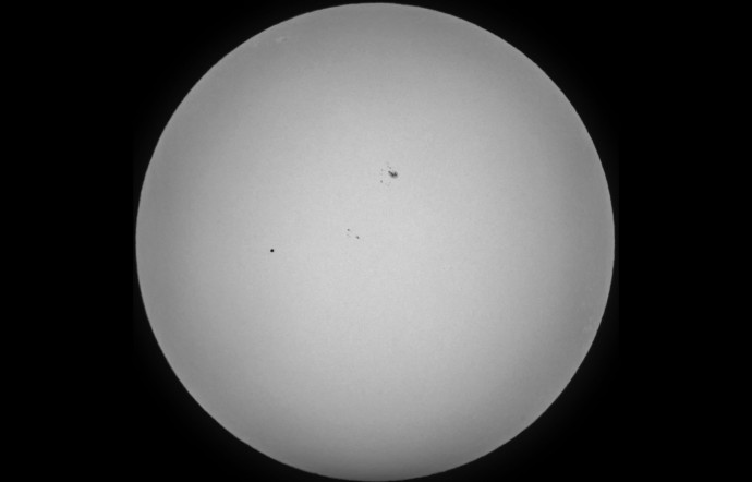 Le 9 mai 2016, Mercure est passée devant le soleil (le tout petit point noir). Un événement rare et une planète qui paraît minuscule…