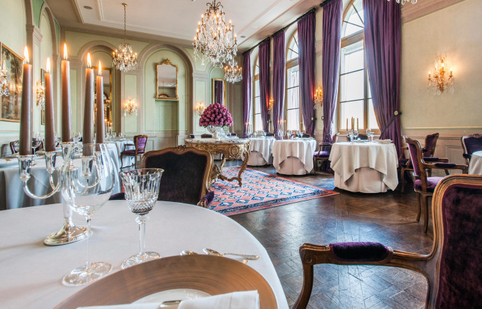 La salle du restaurant, au cœur du grand Hôtel Les Trois Rois, où Peter Knogl propose une gastronomie inspirée par ses voyages.