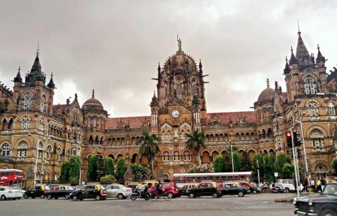 Chhatrapati Shivaji Terminus anciennement Victoria Terminus (jusqu’en 1996) avant d’être renommée suite à l’indianisation des noms de lieux du pays, lors de l’élection du nationaliste Shiv Sena. La gare est classée au patrimoine de l’UNESCO.