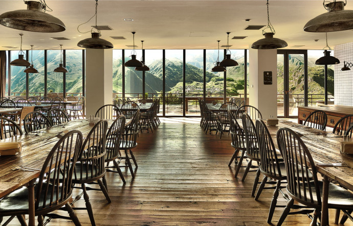 Dans la salle à manger au design néo-industriel new-yorkais, on prend ses repas autour de longues tables communes, vue sur les montagnes.