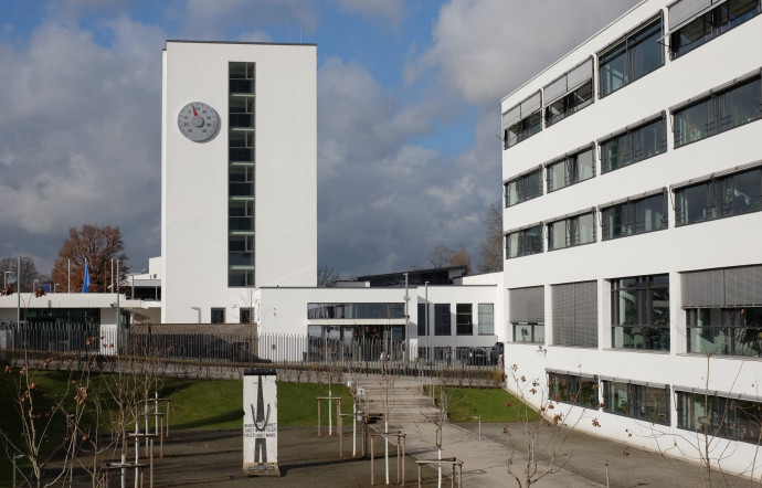 Le bâtiment du secrétariat mondial sur les changements climatiques (au fond) et celui de la Deutsche Welle, la radio internationale allemande (à droite) installée à Bonn en 2003.