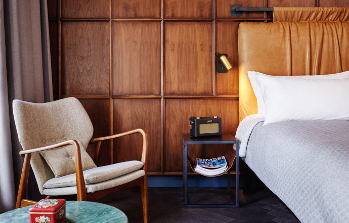 Le duo néerlandais Nicemakers a pensé le mobilier et la décoration des chambres dans un esprit à la fois vintage et actuel et a su tirer parti des grandes fenêtres qui les baignent de lumière.
