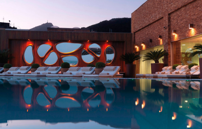 La piscine du Fasano Rio. L’hôtel a été aménagé par Philippe Starck.