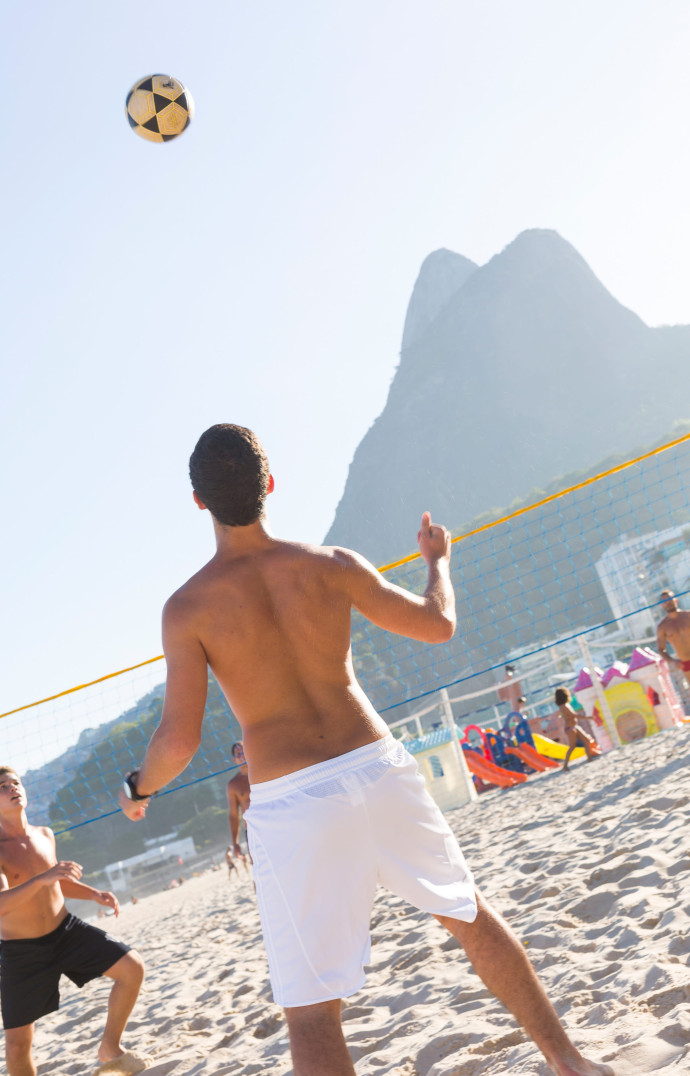 Natation, surf, vélo ou beach-volley… A Leblon, comme sur les autres plages, le sport est omniprésent.