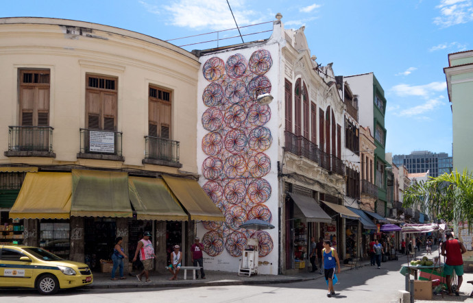 Le mur d’exposition de la galerie A Gentil Carioca, dans le centre populaire de la ville.