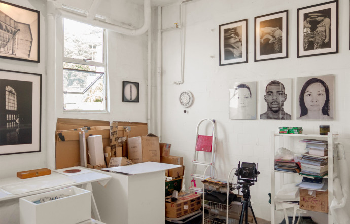 L’atelier d’une jeune artiste dans la Fábrica Berhing, l’un des rares lieux alternatifs de Rio.