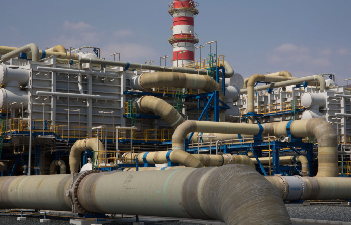 Située à Sidfa, aux Emirats Arabes Unis, Fujaïrah est la plus grande usine de dessalement hybride du monde.