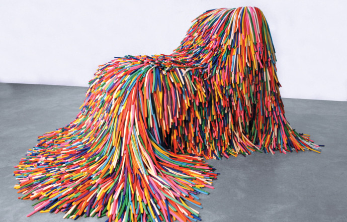 Fauteuil constitué de plus de 50 000 ballons de baudruche non gonflés, de Pini Leibovich.