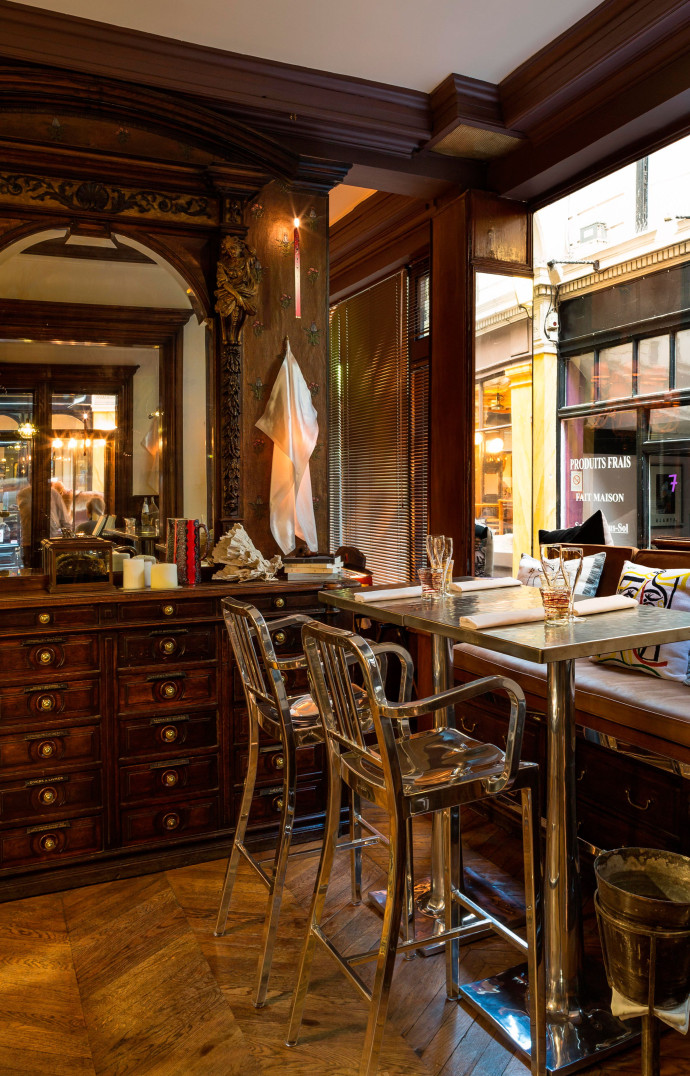 Le Caffé Stern, passage des Panoramas, est installé dans un ancien atelier de gravure. La déco, signée là encore par Philippe Starck, fait la part belle au surréalisme et à la poésie. Dans ce restaurant gastronomique à l’allure bohème règne une ambiance toute vénitienne.
