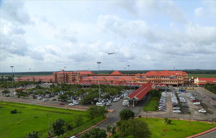 L’aéroport et ses allures de grande bâtisse coloniale se fond parfaitement dans le décor du Kérala.