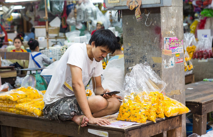 Ouvert 24 h / 24, le marché aux fleurs de Bangkok est le plus grand marché de fleurs en gros et au détail de Thaïlande. Il approvisionne essentiellement les commerçants et les hôtels.