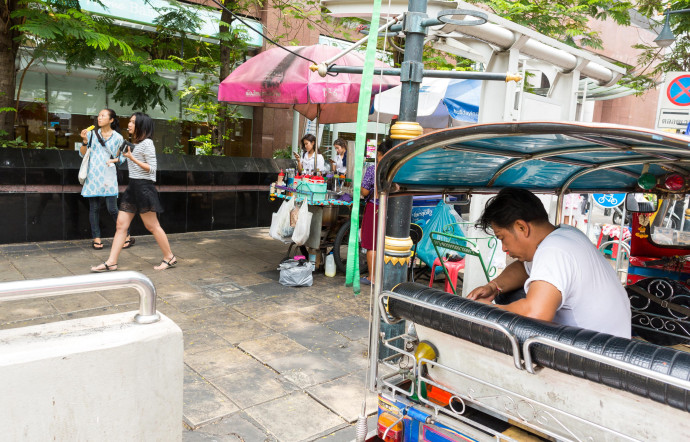 Conducteurs de tuk-tuk, commerces ambulants… la Thaïlande connaît le plein emploi, mais les entreprises peinent à recruter des profils qualifiés.