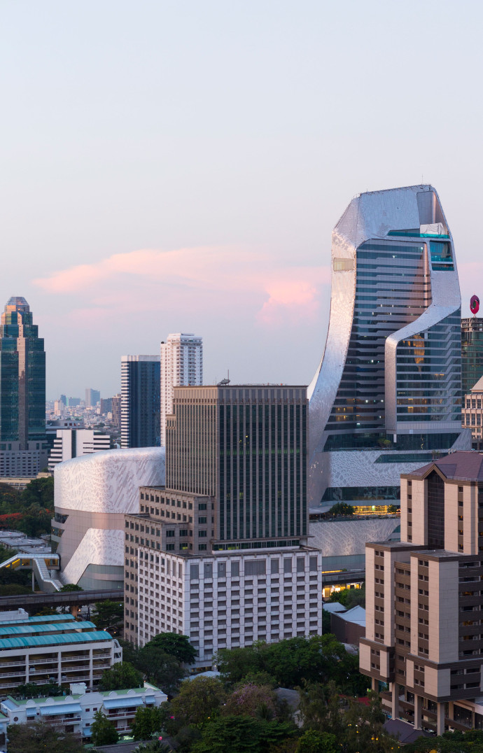 La position géographique de Bangkok en fait une place stratégique, d’autant plus que la ville a fortement développé ses infrastructures, s’imposant désormais comme un hub asiatique.