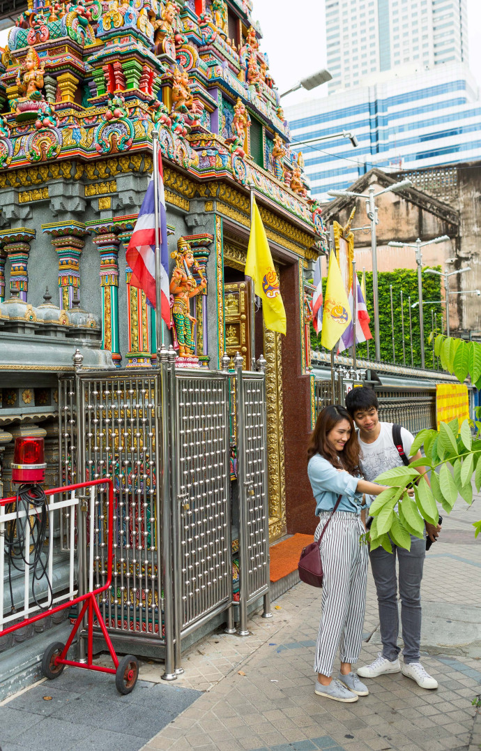 Bangkok compte 400 temples bouddhistes. Centres de la vie socioculturelle, ce sont des lieux de culte, mais aussi d’enseignement, de réunions, etc.