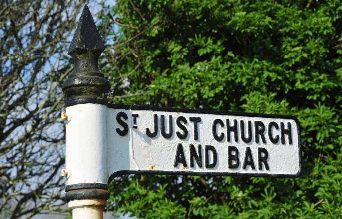 A Saint Just in Penwith, panneau indiquant… l’église et le bar.