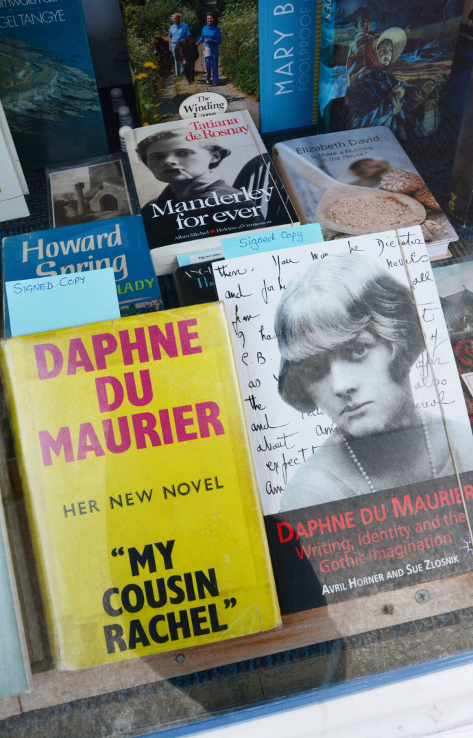 Dans la librairie de Fowey, on trouve, bien sûr, les livres écrits par Daphné du Maurier, qui vécut à Bodinnick, sur l’autre rive de la Fowey.