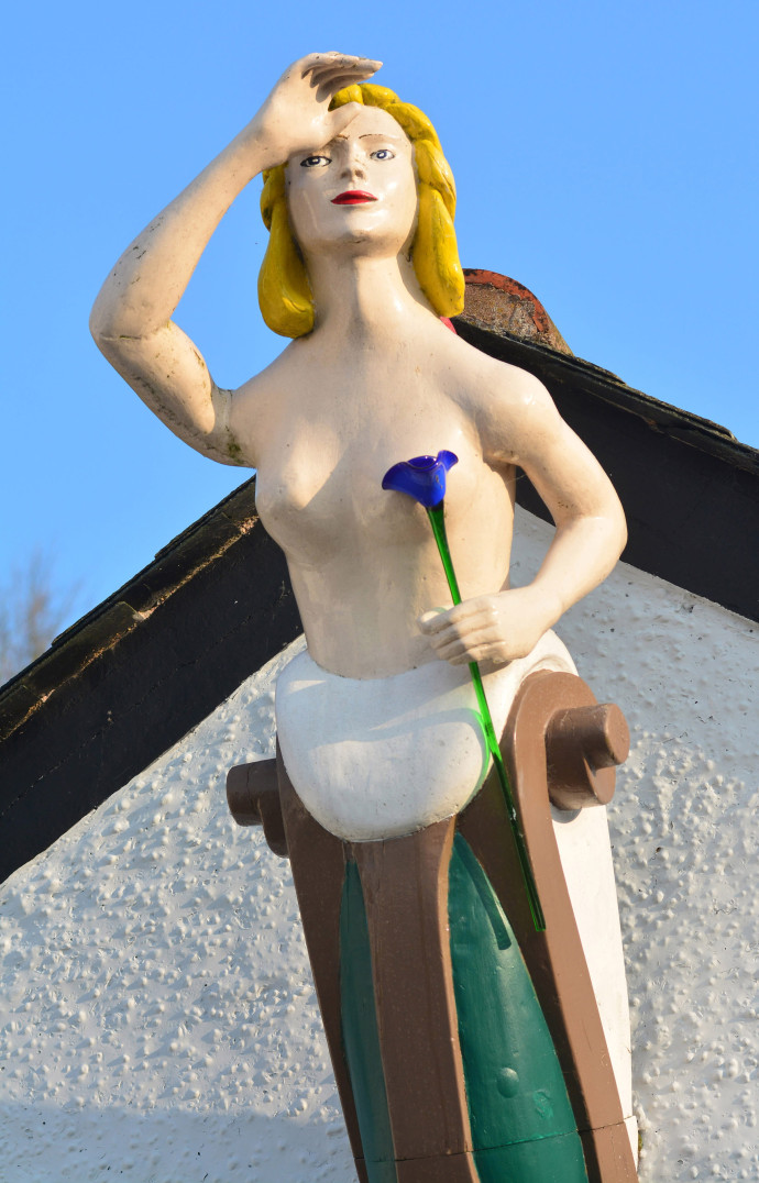 Une figure de proue ornant le fronton d’une maison dans le petit village de Portloe.