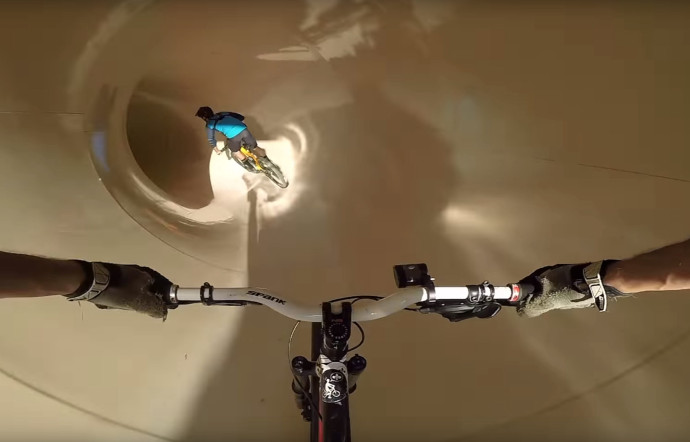 VIDEO : Du vélo dans un toboggan !