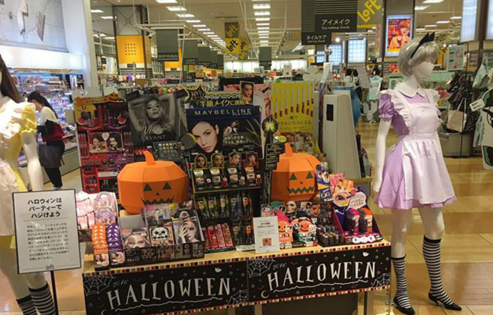 Un étal dans un centre commercial de Tokyo, qui propose du maquillage typique d’Halloween tout en l’associant aux codes Kawaii du pays