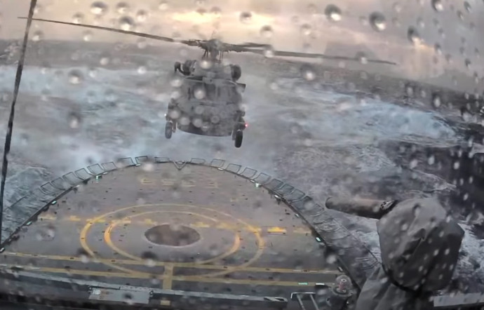 VIDEO : Hélicoptère + bateau + tempête = frissons