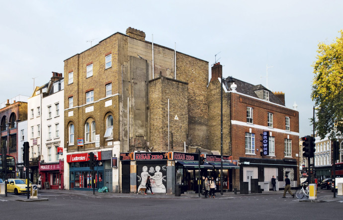 Le quartier de Shoreditch, situé dans le Borough de Hackney, dans l’est de Londres, présente un inimitable mélange de commerces trendy, de street-art et de vie populaire.