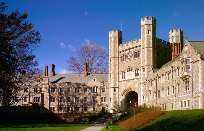 Les universités de l’Ivy League, comme Princeton, sont parmi les plus anciennes et les plus prestigieuses des États-Unis. Malgré leur coût, elles restent extrêmement attractives.