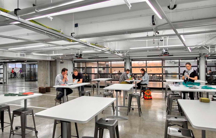 Les établissements offrent des cadres novateurs, en phase avec le marché du travail. En 2015, l’université Northwestern a ouvert The Garage, un incubateur d’idées autour des thèmes de l’entreprenariat et de l’innovation.
