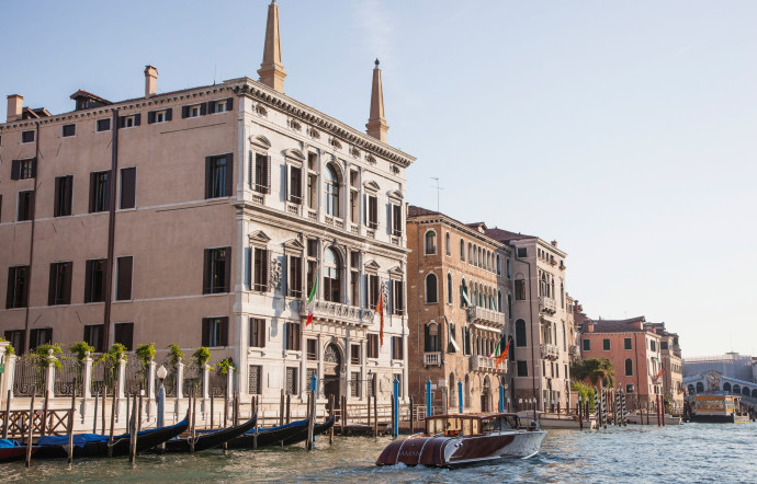 L’Aman Venice, sur le grand canal, est le fruit d’une somptueuse rénovation du Palazzo Papadopoli, une merveille du XVIe siècle aux murs décorés de fresques de Tiepolo.
