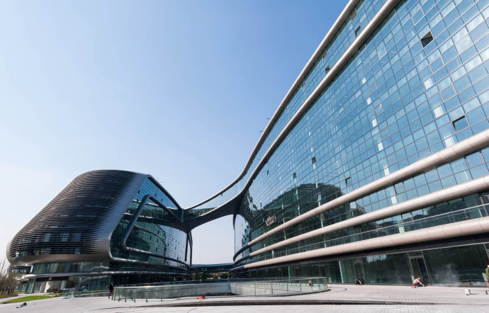 Près de l’aéroport Hongqiao, de nouveaux bâtiments de bureaux viennent d’être achevés : le Sky Soho, de Zaha Hadid.