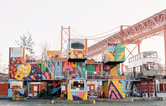 Les liens ténus entre Lisbonne et Londres se confirment avec le Village Underground, à la fois incubateur de start-up et lieu d’expression artistique, en plein cœur de la capitale portugaise.