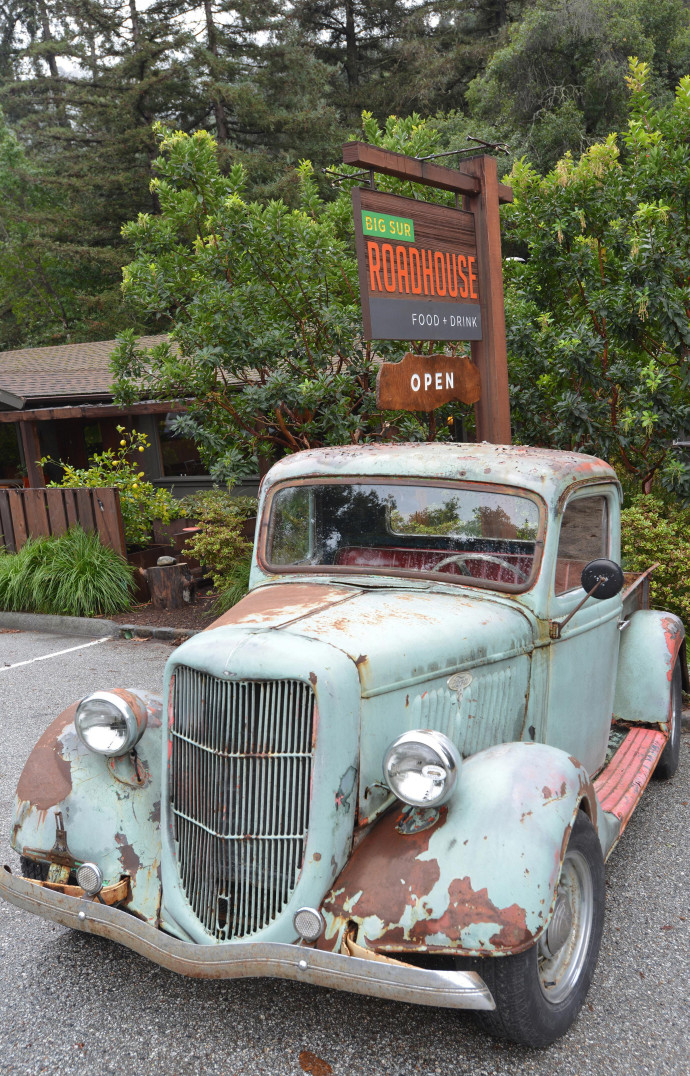 Une vieille Ford est stationnée devant le restaurant Big Sur Roadhouse, où on sert une cuisine américaine de bonne facture.