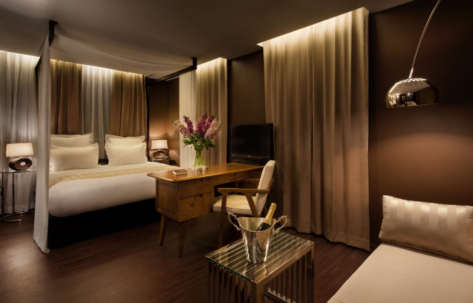 Design et hospitalité sont mis à l’honneur dans une chambre du Brown Hotel à Tel Aviv.