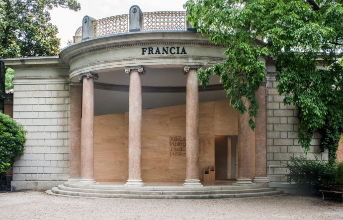 L’extérieur du pavillon français de la 57e Biennale de Venise, Giardini.