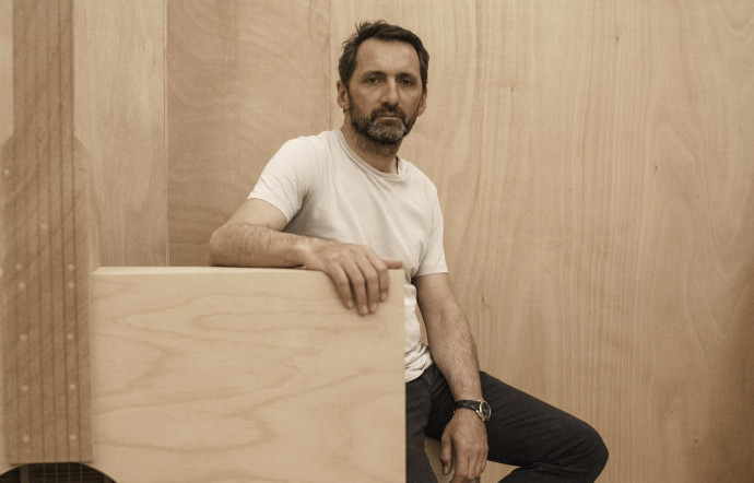 Xavier Veilhan monte Studio Venezia dans kle pavillon français de la Biennale de Venise.