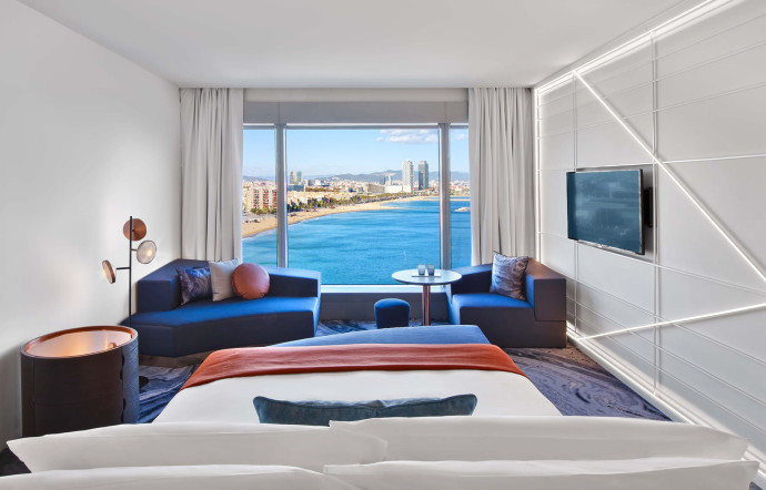 Dans une chambre du W Hotel à Barcelone, récemment renouvelée, le luxe se réinvente d’une façon inédite.
