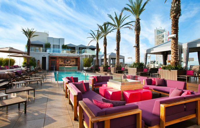 La piscine du W Hotels à Hollywood : une expérience 100 % pop & fun !