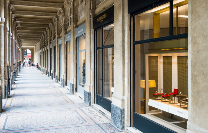 La boutique parisienne de l’horloger est située dans l’historique galerie de Valois, le long des élégants jardins du Palais-Royal.