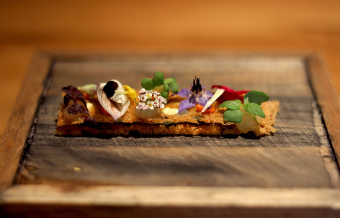 L’un des plats signatures du chef Alexandre Mazzia : la biscotte végétale aux fleurs.