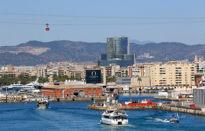 En Espagne le tourisme propose une offre plus culturelle et urbaine, avec, notamment, l’accueil des croisières maritimes dans le port de Barcelone.