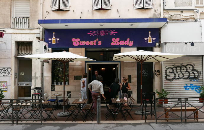 Le Sweet’s Lady et son enseigne d’origine, ancien bar à hôtesses symbole d’un quartier (l’Opéra), en pleine revitalisation.