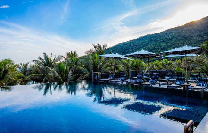 La piscine de l’ InterContinental Danang Sun Peninsula, un éden niché dans la péninsule de Son Tra, au cœur d’une végétation luxuriante.