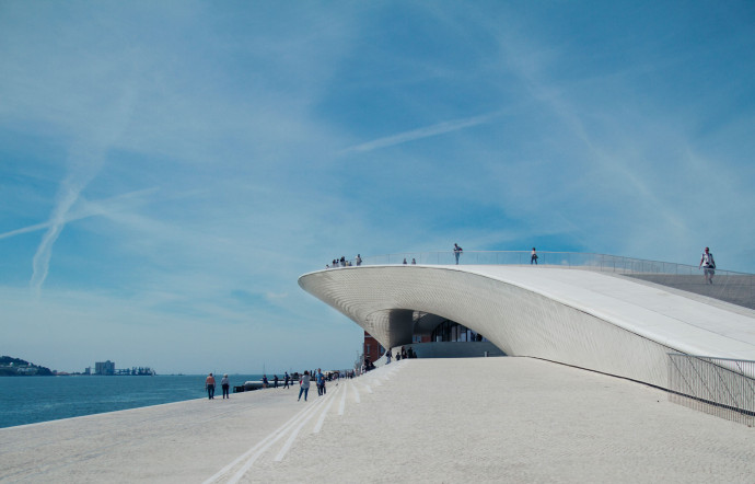 Le MAAT, conçu par l’architecte Amanda Levete, à Lisbonne accueillera expositions qui associeront architecture, arts visuels, science et technologie.