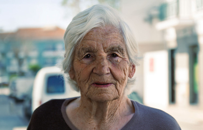A Alcacer Do Sal, discuter avec Maria, 87 ans, qui a choisi de s’installer dans la région il y a dix-sept ans pour sa tranquillité et sa nature.