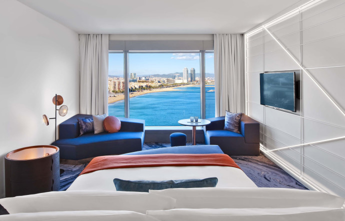 Les chambres rafraîchies sont un hommage à la fois à l’océan et à la ville, avec une vue imprenable sur la skyline barcelonaise.