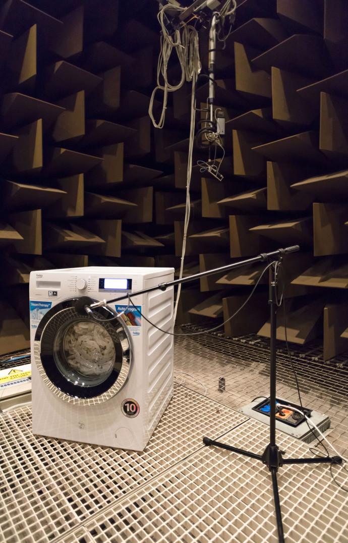 Le but étant de concevoir des lave-linge le plus silencieux possible, les bruits émis par ces appareils électroménagers sont mesurés dans une chambre anéchoïque.