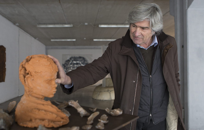 Depuis cinquante ans, Giuseppe Penone impose avec une vigueur de bûcheron ses œuvres fondées sur le règne du bois, de la pierre, du souffle, des végétaux et du graphite.
